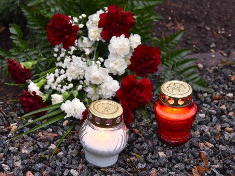 Ziedu nolikšana varoņu atdusas vietās Priekuļu apvienības pārvaldes teritorijā