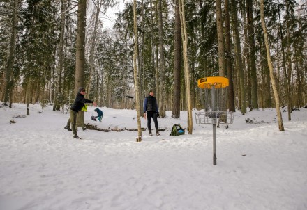 Priekuļos noskaidrots trešais čempions ziemas kausa disku golfā