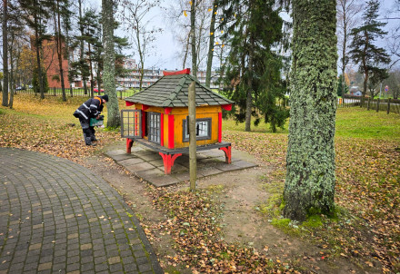 Rotaļlietu apmaiņas namiņš Priekuļos noslēdz savu darbību